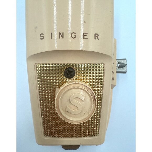 Vintage 60s Singer Buttonholer #2482607 Attachments, Green Retro Case - Picture 4 of 10